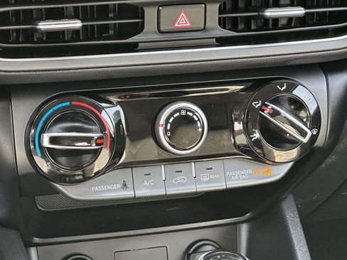 Used 2022 Hyundai Kona SE image 5