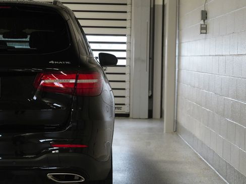 Used 2018 Mercedes-Benz GLC 300 4MATIC image 11