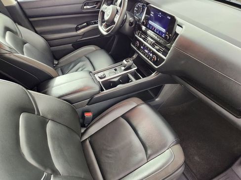 Used 2023 Nissan Pathfinder SL AWD/4WD image 14