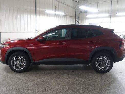 Used 2025 Chevrolet Trax LT FWD image 4