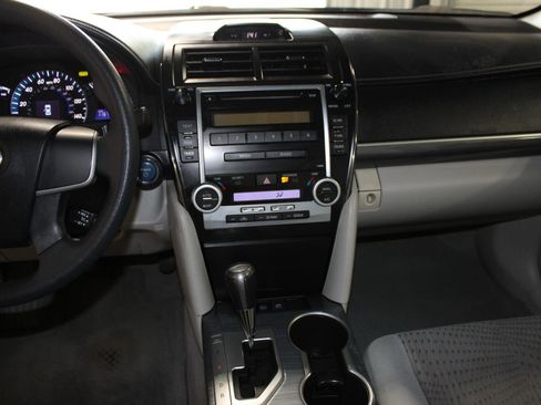 Used 2012 Toyota Camry LE FWD image 12