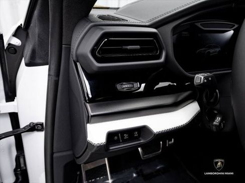 Used 2026 Lamborghini Urus SE AWD/4WD image 24