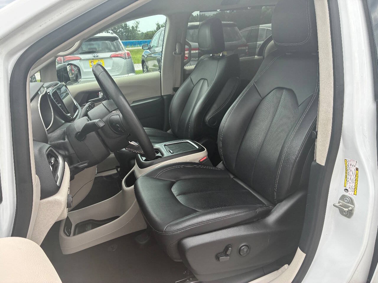 Used 2024 Chrysler Pacifica Touring-L FWD image 14