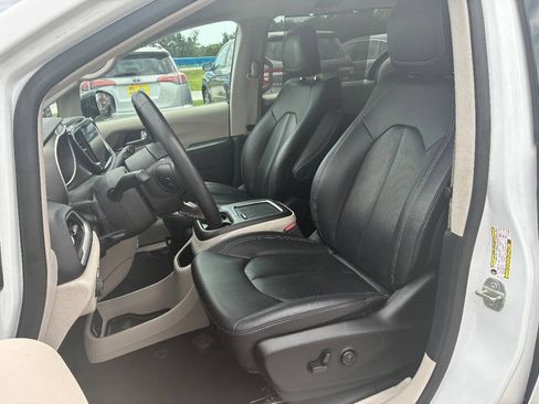 Used 2024 Chrysler Pacifica Touring-L FWD image 14