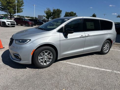 New 2026 Chrysler Pacifica Select image 14