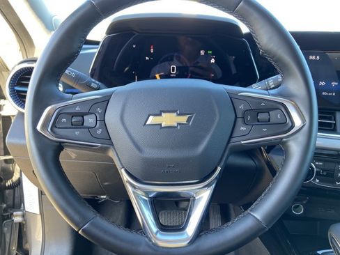 Used 2025 Chevrolet Trax LT w/ LT Convenience Package FWD image 38