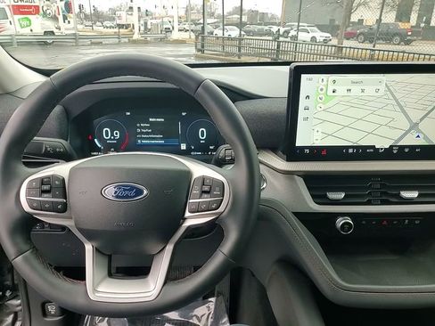 Used 2025 Ford Explorer Active AWD/4WD image 29