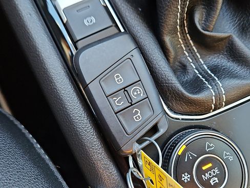 Certified 2023 Volkswagen Taos SE w/ Panoramic Sunroof Package image 19