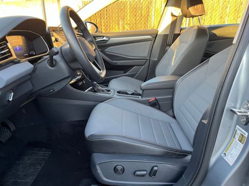 Used 2025 Volkswagen Jetta SE image 28