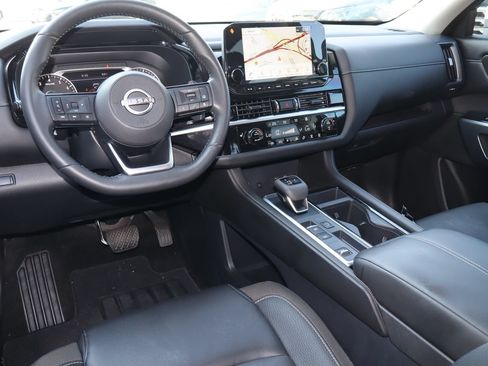 Used 2024 Nissan Pathfinder SL FWD image 4