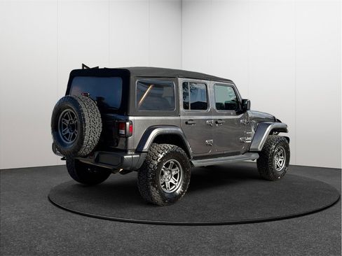 Used 2018 Jeep Wrangler Unlimited Sahara image 9