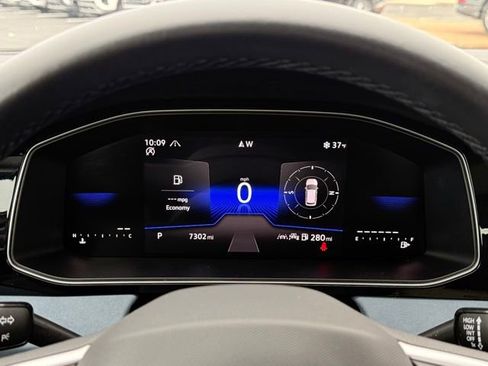 Used 2025 Volkswagen Jetta SE image 32