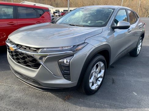 Used 2024 Chevrolet Trax LS w/ LS Convenience Package image 2