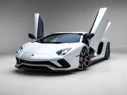 Used 2017 Lamborghini Aventador S image 18