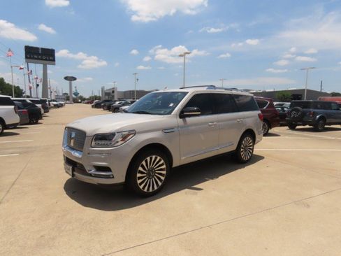 Used 2021 Lincoln Navigator Reserve w/ Luxury Package RWD image 2