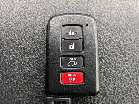 Used 2019 Toyota Highlander XLE AWD/4WD image 30