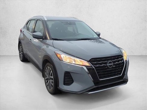 Used 2023 Nissan Kicks SV image 3