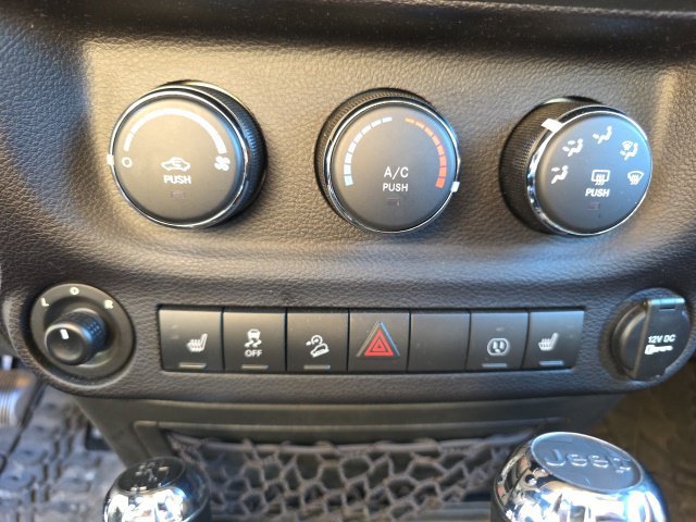 Used 2016 Jeep Wrangler Unlimited Sahara w/ Connectivity Group AWD/4WD image 14