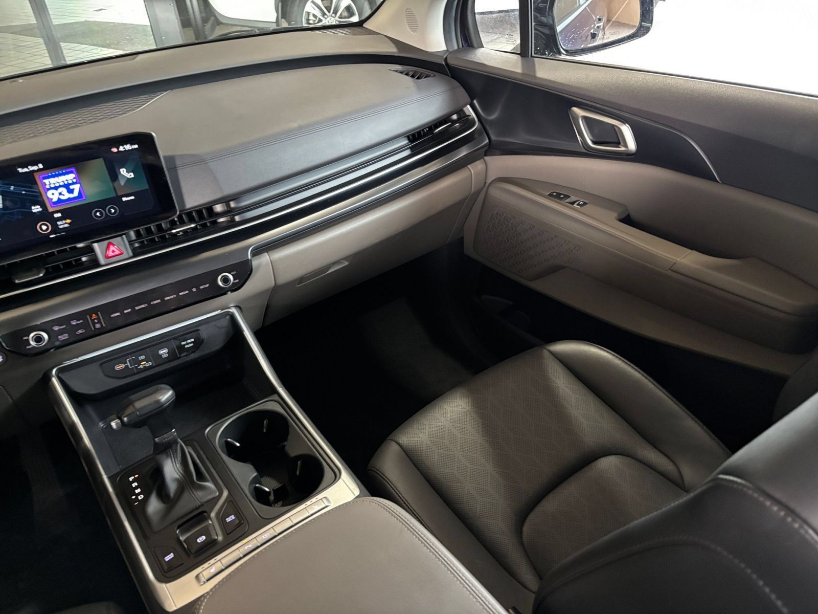 Used 2026 Kia Carnival FWD image 36