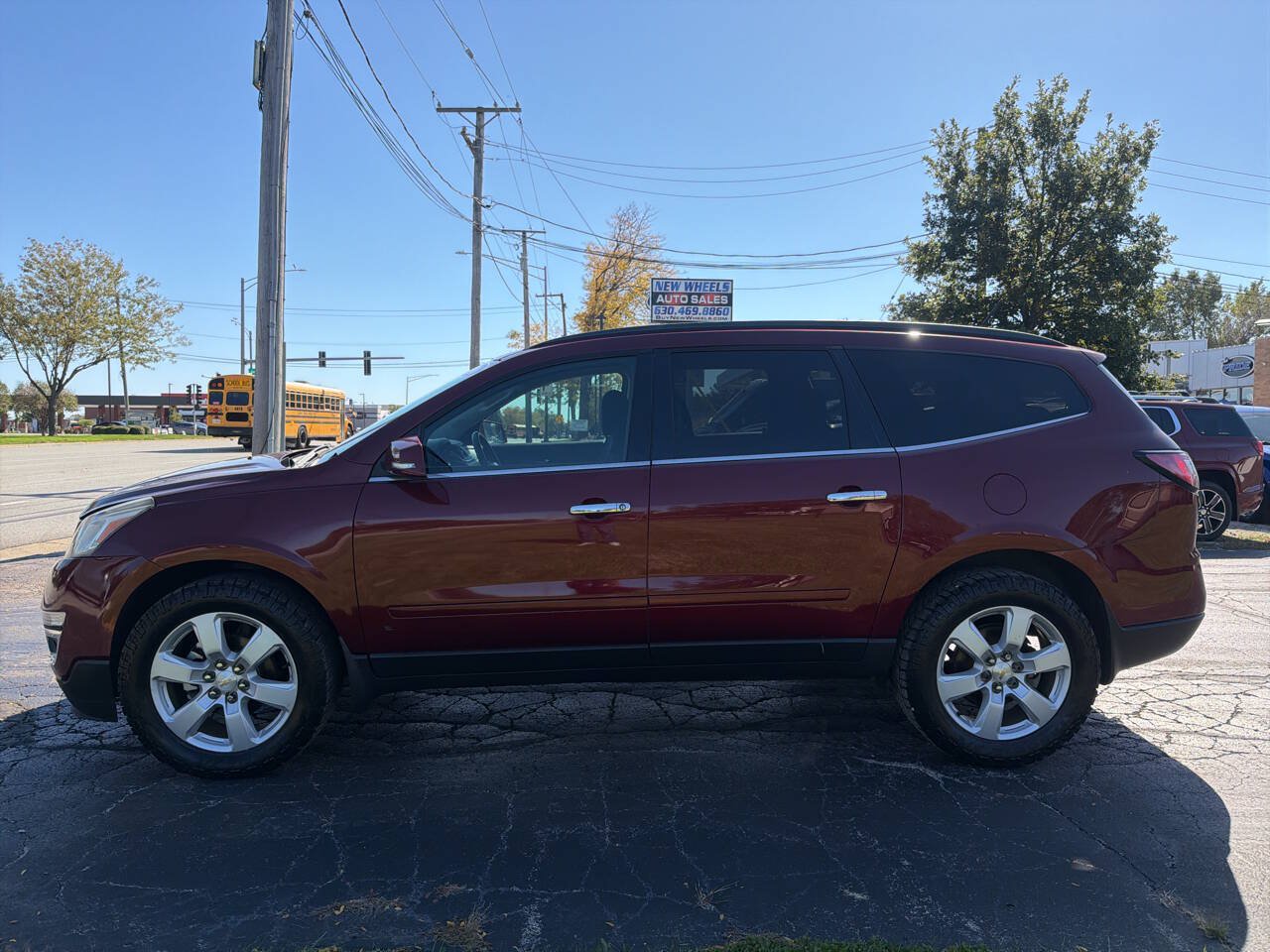 Used 2016 Chevrolet Traverse LT w/ Style and Technology Package FWD image 3