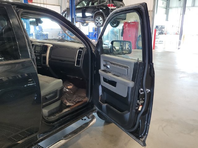 Used 2015 RAM 1500 Classic SLT AWD/4WD image 17