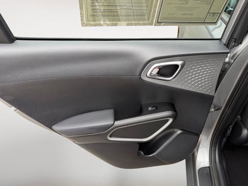 Used 2025 Kia Soul LX w/ LX Technology Package image 18