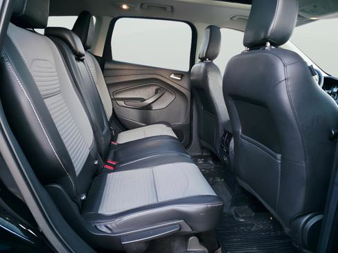 Used 2018 Ford Escape SE w/ SE Sport Appearance Package image 9