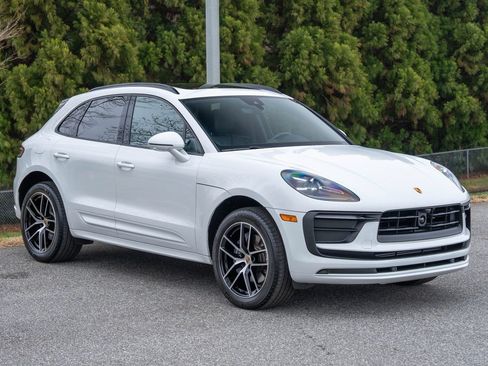Certified 2025 Porsche Macan AWD/4WD image 10