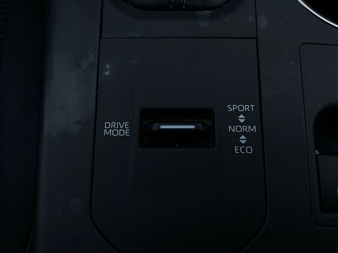 Used 2025 Toyota Highlander LE image 25