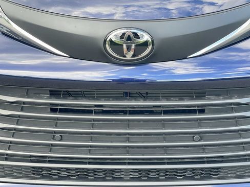 Used 2026 Toyota Sienna XLE FWD image 19