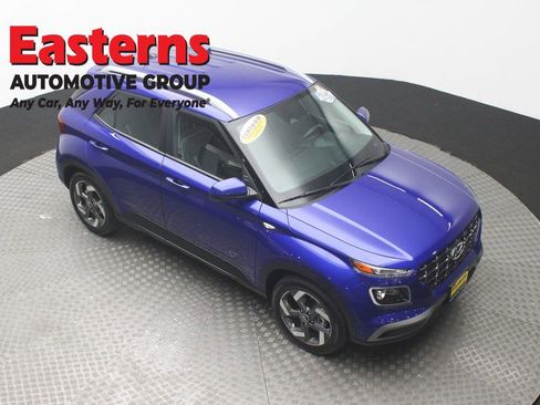 Used 2024 Hyundai Venue Limited image 3