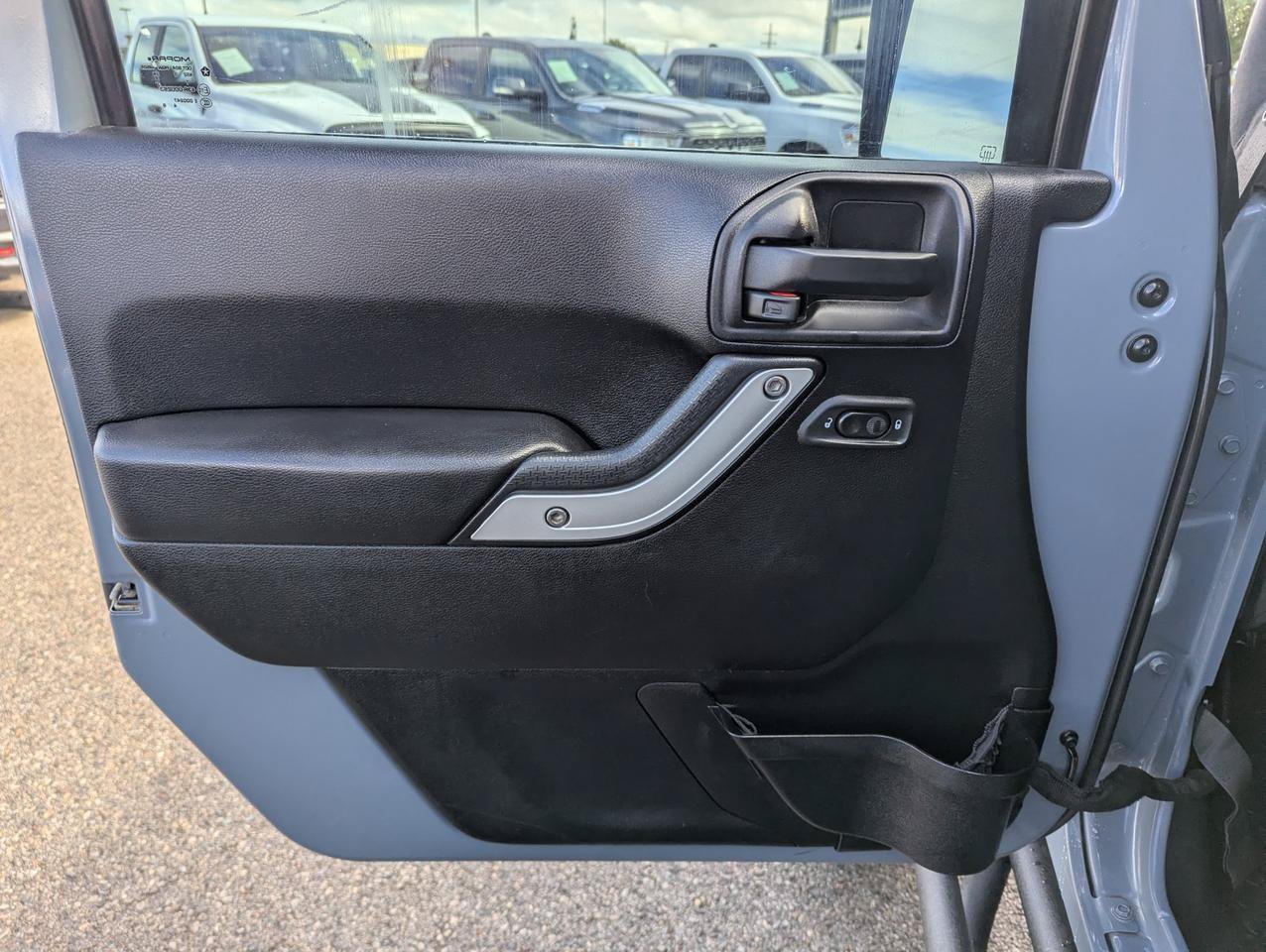 Used 2014 Jeep Wrangler Unlimited Sahara w/ Connectivity Group AWD/4WD image 9