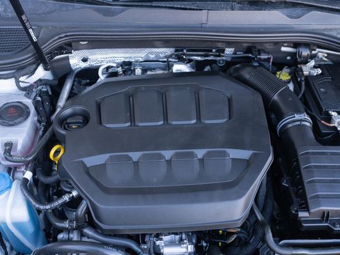 Used 2024 Volkswagen Golf R image 8