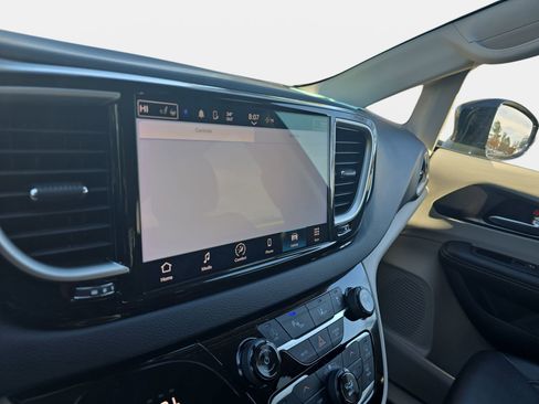 Used 2024 Chrysler Pacifica Touring-L image 22