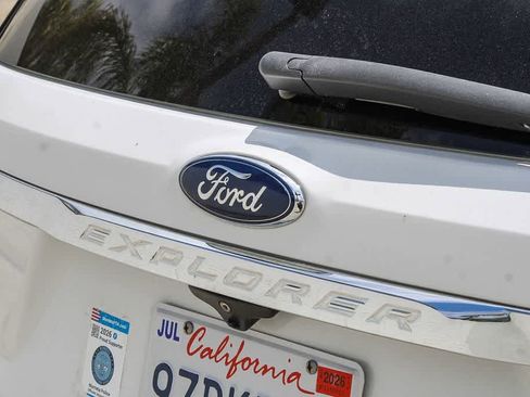 Used 2018 Ford Explorer XLT w/ Equipment Group 201A AWD/4WD image 11