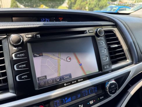 Used 2019 Toyota Highlander XLE w/ Carpet Mat Package (TMS) AWD/4WD image 30