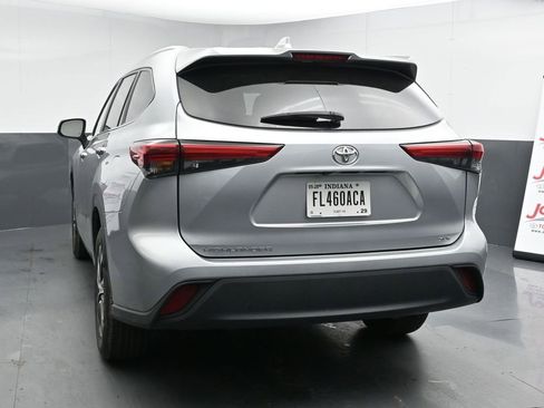 Used 2023 Toyota Highlander XLE image 6