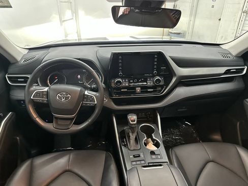 Used 2022 Toyota Highlander XLE AWD/4WD image 23