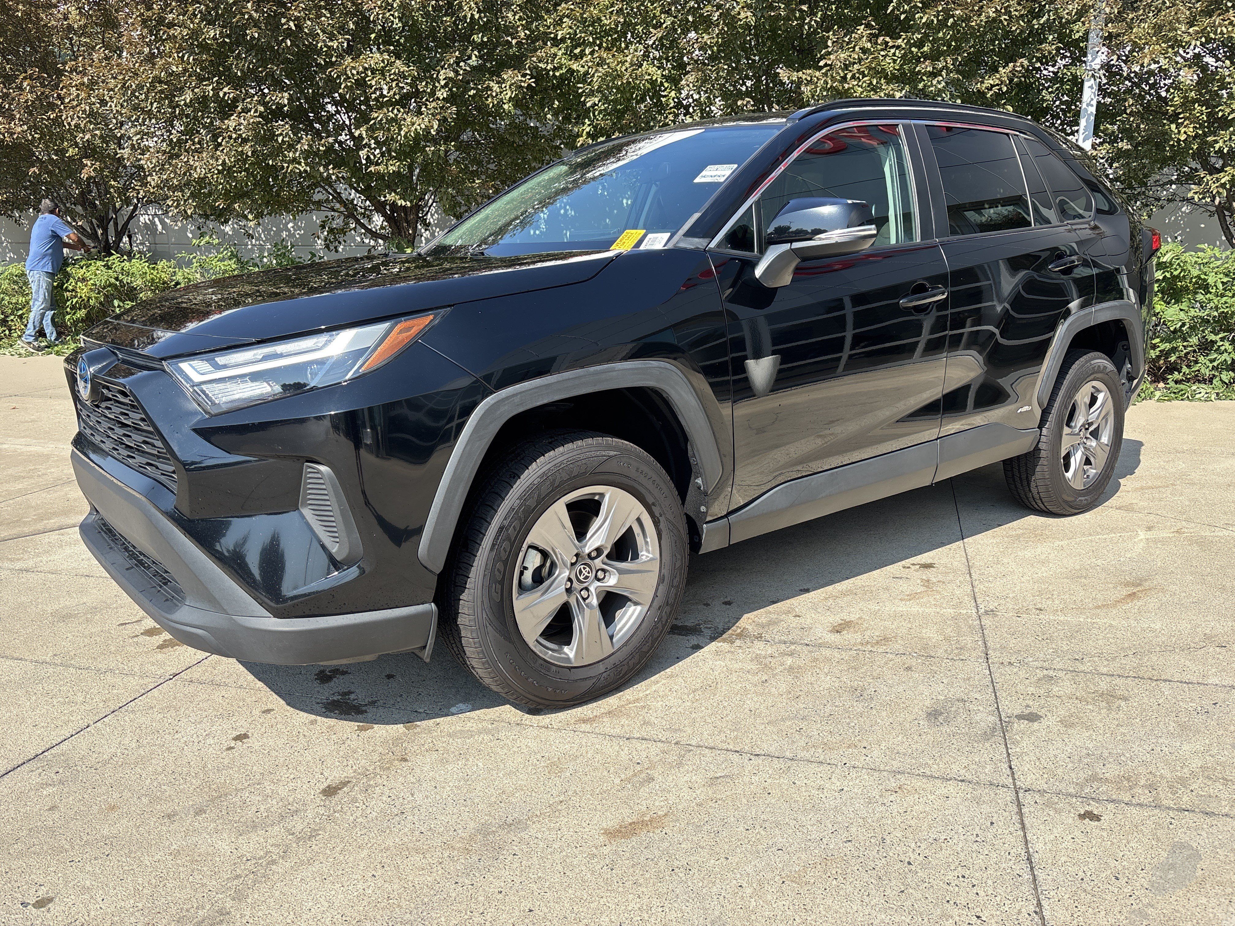 Used 2023 Toyota RAV4 LE AWD/4WD image 3