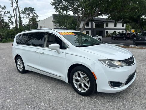Used 2018 Chrysler Pacifica Touring-L Plus w/ Tire & Wheel Group FWD image 28