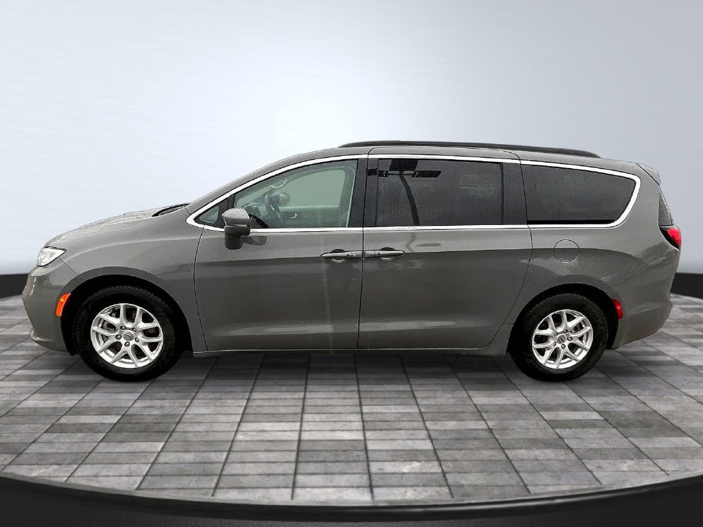Used 2022 Chrysler Pacifica Touring-L FWD image 4