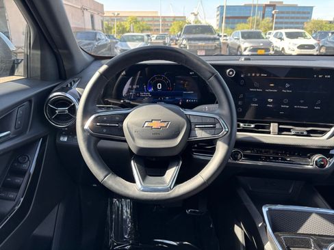 Used 2025 Chevrolet Equinox LT FWD image 34