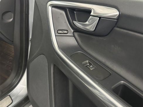 Used 2017 Volvo XC60 T6 R-Design w/ Climate Package image 38