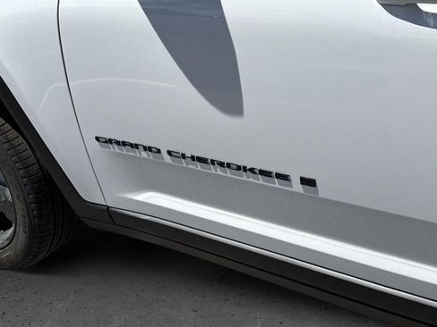 New 2025 Jeep Grand Cherokee Limited w/ Black Appearance Package image 12