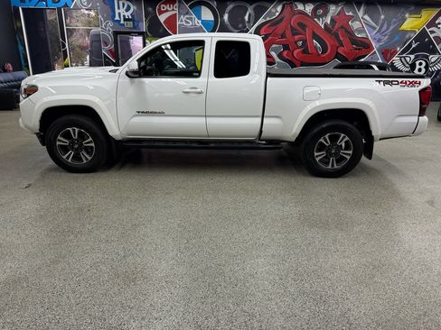 Used 2018 Toyota Tacoma TRD Sport AWD/4WD image 2