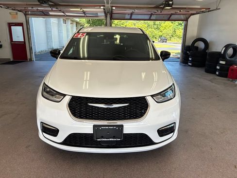 Used 2025 Chrysler Pacifica Select FWD image 2