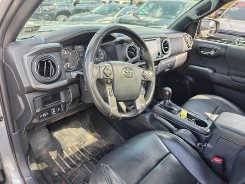 Used 2019 Toyota Tacoma TRD Off-Road AWD/4WD image 9