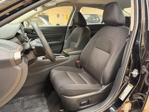 Used 2025 Nissan Altima 2.5 SV FWD image 36