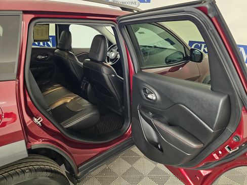 Used 2019 Jeep Cherokee Trailhawk w/ Cold Weather Group AWD/4WD image 25