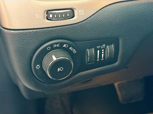 Used 2016 Jeep Cherokee Limited image 11